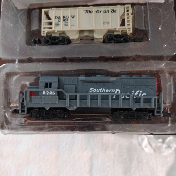 Southern Pacific Locomotive # 9725 Model And Hopper Car #12057 - Picture 3 of 3